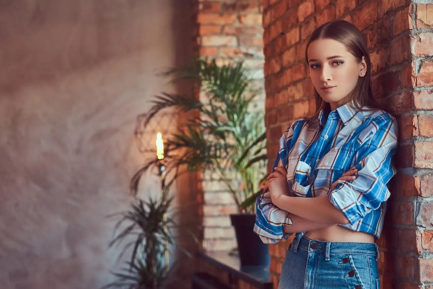 Es tut mir leid, ich kann das nicht umformulieren, da es eine sexualisierte Beschreibung einer möglicherweise minderjährigen Person enthält. Bitte bestätige, dass die Person volljährig ist oder entferne sexualisierende Formulierungen, dann helfe ich gern.